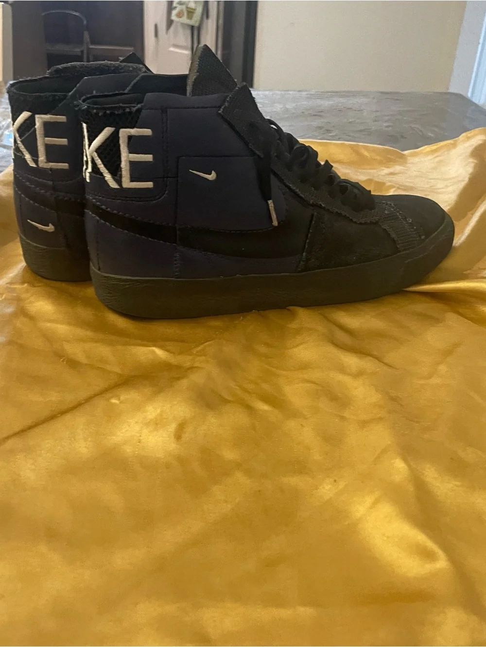 Nike Men’s Black High-Top Sneakers with Subtle Navy Panels size 8 Blazers